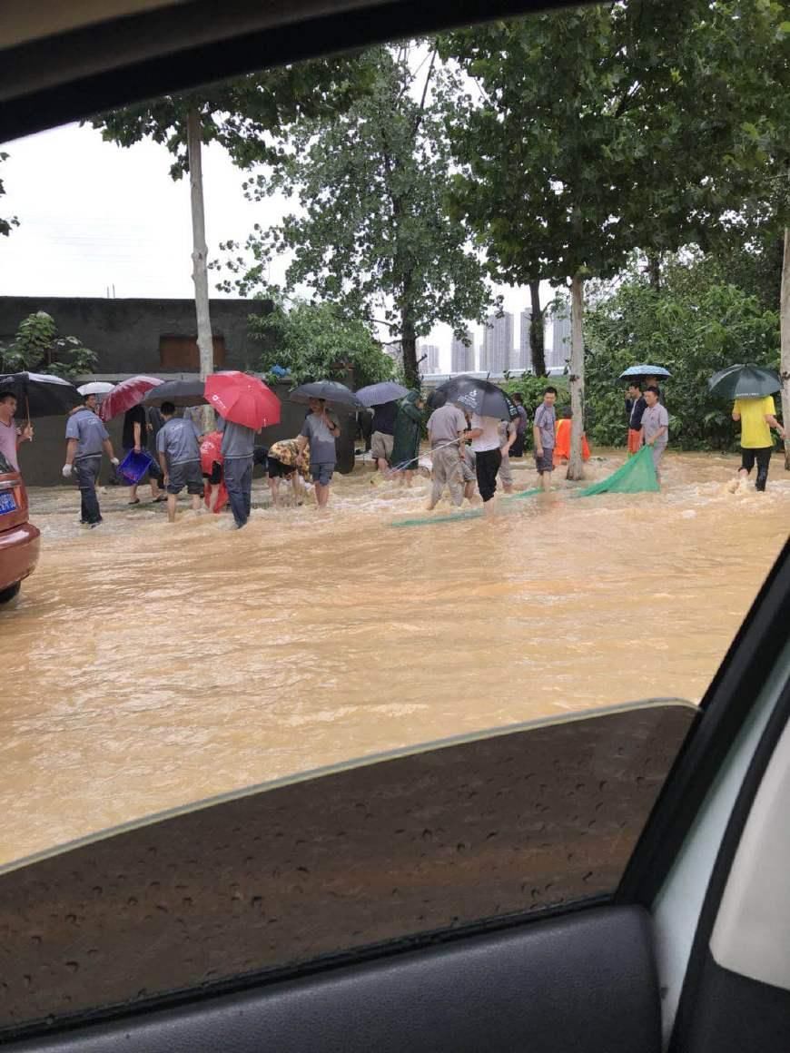 有灾难时官民应该齐心协力，却在这时有人散播谣言，该罚