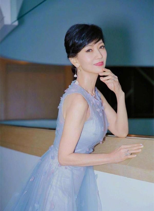 63岁赵雅芝穿超短裤，拍照都要用包包挡！网友：我都替你害羞