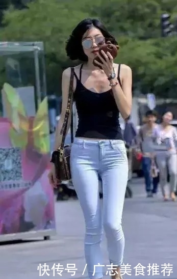  『显得』浅蓝色的牛仔裤搭配什么样的上衣，显得比较精致细腻？