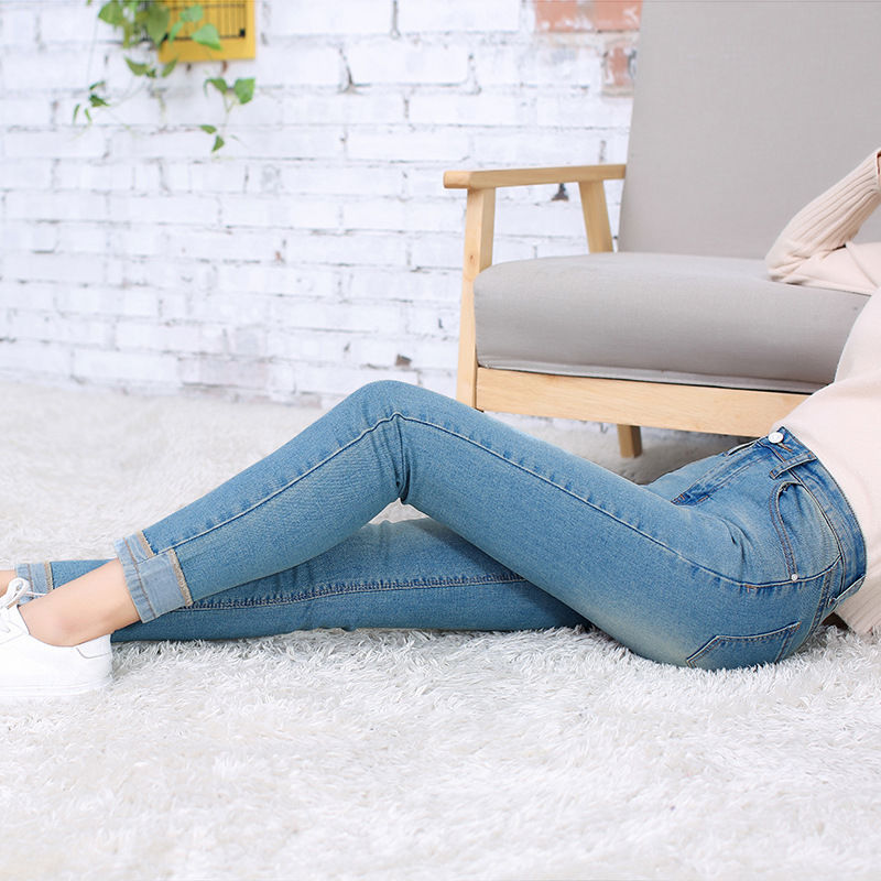 穿裙子不一定好看，但上街学她们穿牛仔裤，那叫一个优雅高挑