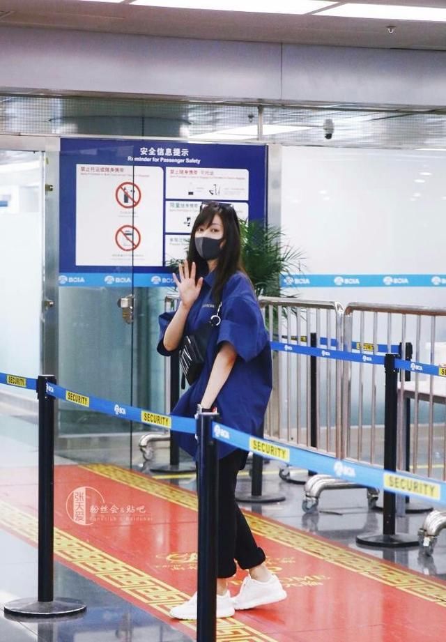 真是服了张天爱，皮带不系好，吊带裙外穿，这么爱秀性感?