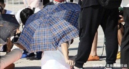 王一博被粉丝拉住