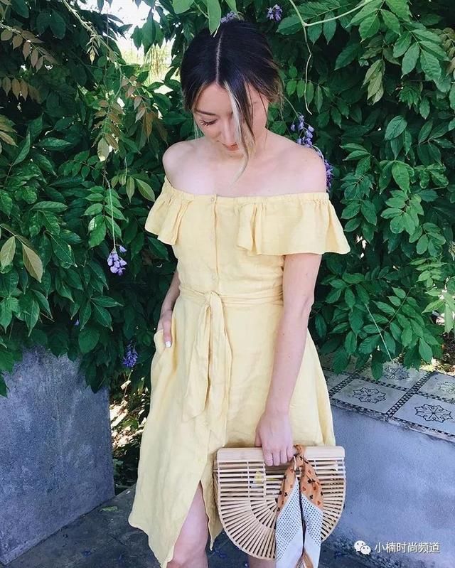 夏季必备一字领的三种风格穿搭，小露也可以性感又可爱！