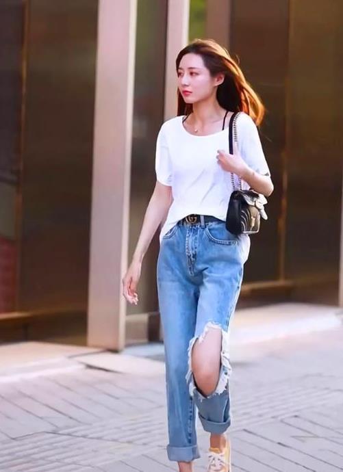 多姿|街拍:青春气息洋溢的美女,多姿的身段,走在街头靓丽抢眼