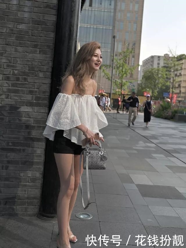 看起来:街拍:小姐姐一双竖条纹款式的高跟鞋,看起来非常的有性感的韵味
