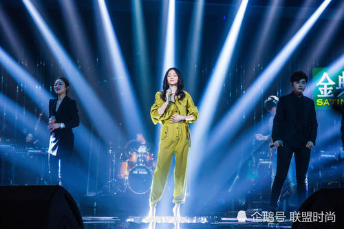 张韶涵还真是敢穿！上身蕾丝太显眼，网友：目光全被吸引！