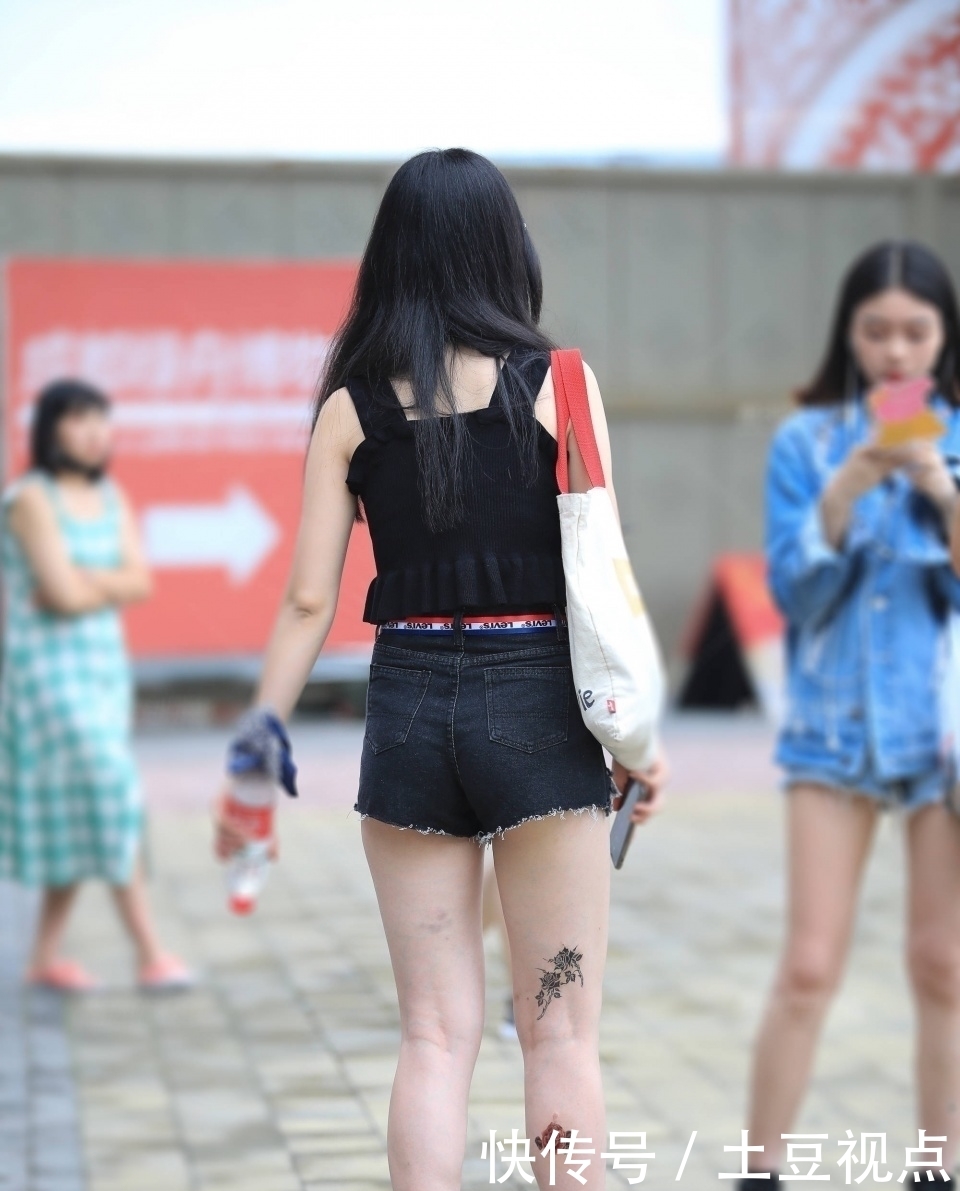  『美腿』街拍：吊带 短裤已经成为潮人街头的标配，美腿就是敢于秀出来