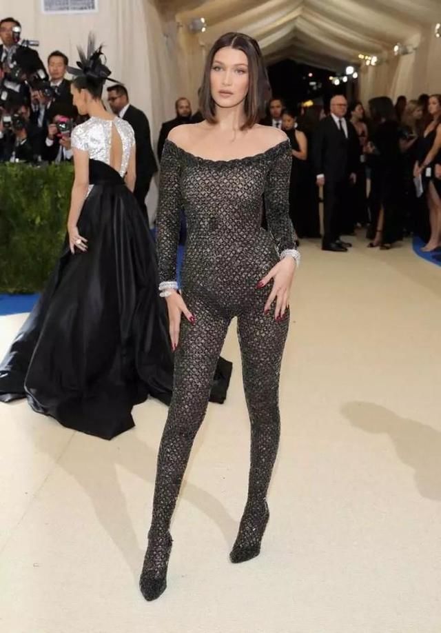 一身透视装艳压时装周？这位超模显腿长的方法看得人尴尬