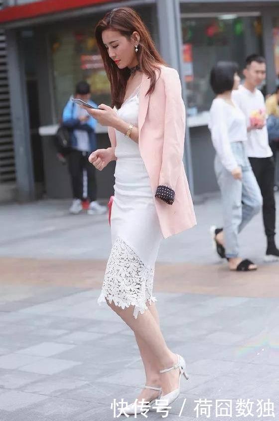 气质:美女脚上穿上一双优雅的一字带高跟鞋,显得更加的迷人