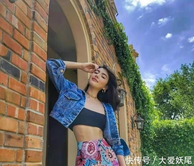 『功不可没』泰国影后Mai太会穿了,穿老气皮毛外套竟像少女,匡威鞋功不可没