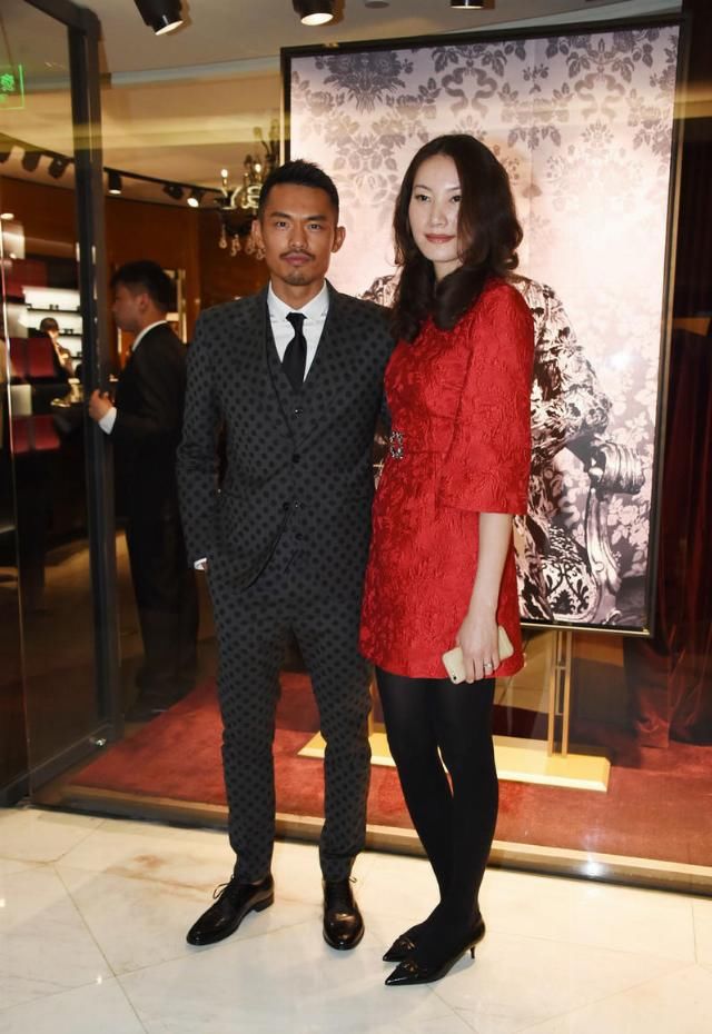  【迷人】谢杏芳林丹同框，谢杏芳一袭红裙搭配黑丝袜性感迷人，大长腿抢镜
