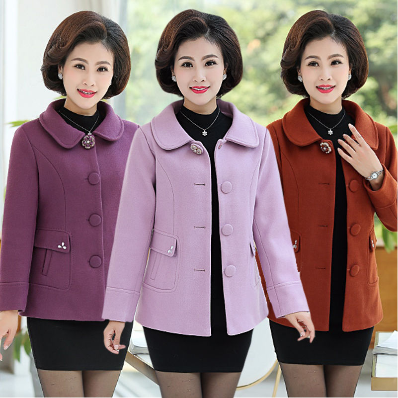 女人过了45岁，就该往死里打扮，瞧妈妈穿的修身外套，令人惊艳