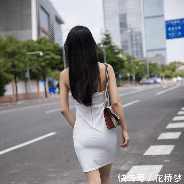  美女：轻熟美女把紧身露背裙，穿出了别致的美，看了挪不开眼
