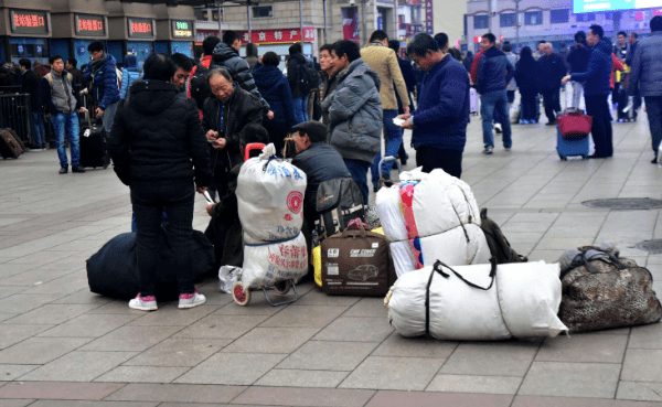  摩托车|明明禁摩，农民工却爱骑摩托车回家，火车也不贵，为啥不