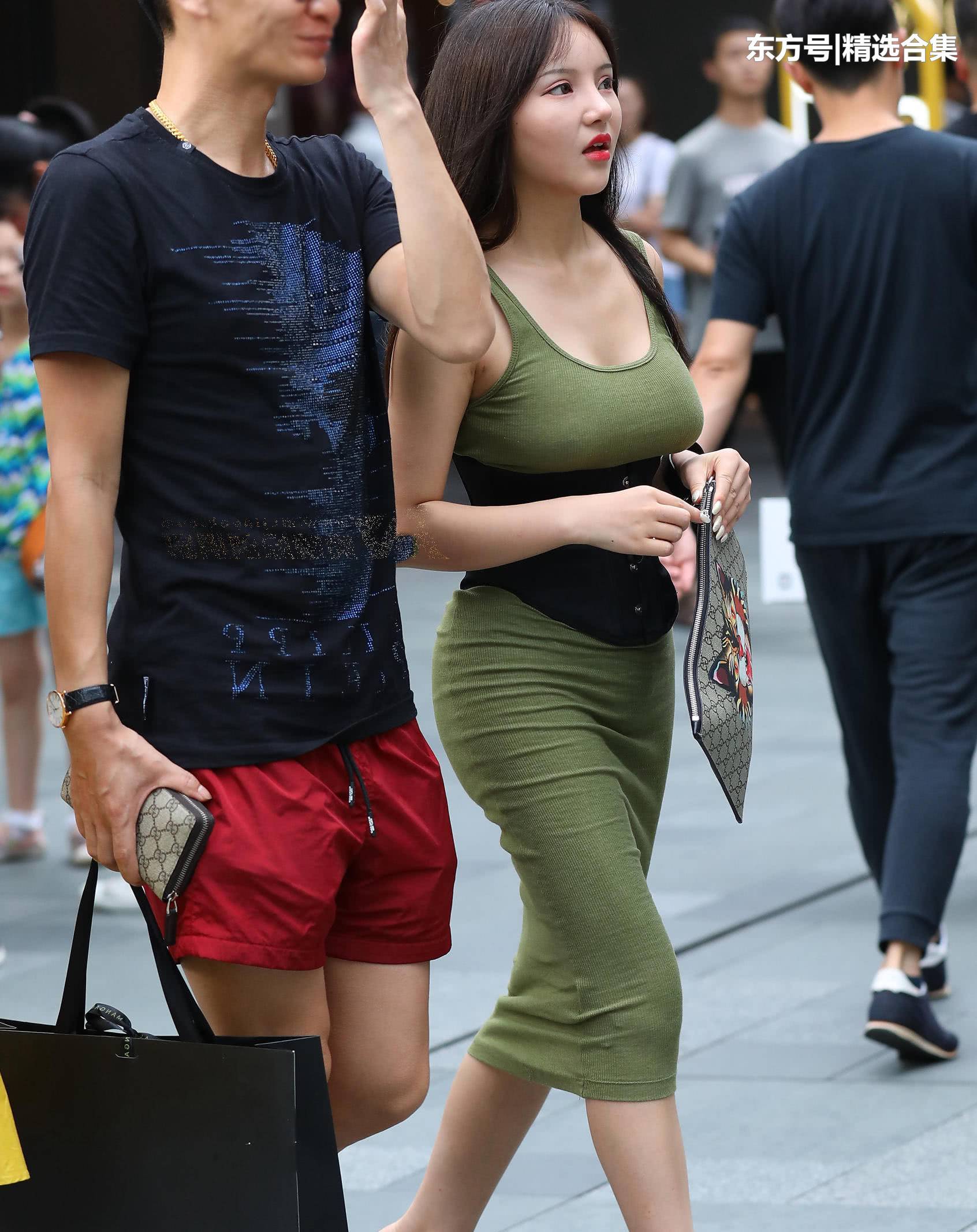 街拍美女：气质小姐姐紧身吊带裙裹出饱满身线，束腰勒得脸都白了