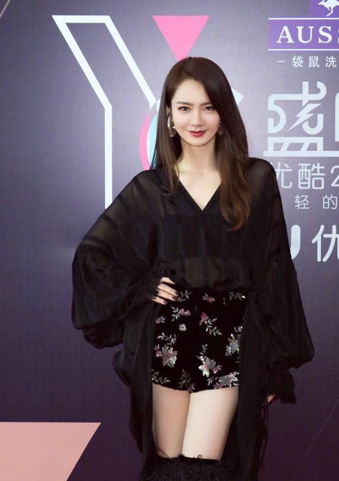 戚薇估计是没睡醒吧?穿件黑纱睡衣亮相，简单却女人味爆棚!