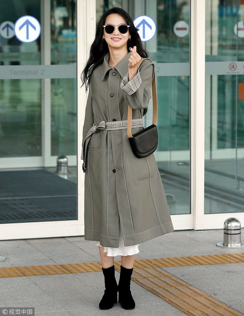 尹胜雅穿风衣凹造型秀细长美腿  对镜头鞠躬发射爱心亲民范