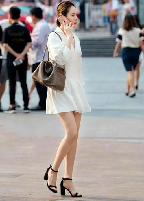 『美女』街拍:皮肤白皙的美女,一条白色的连衣裙,时尚气质迷人