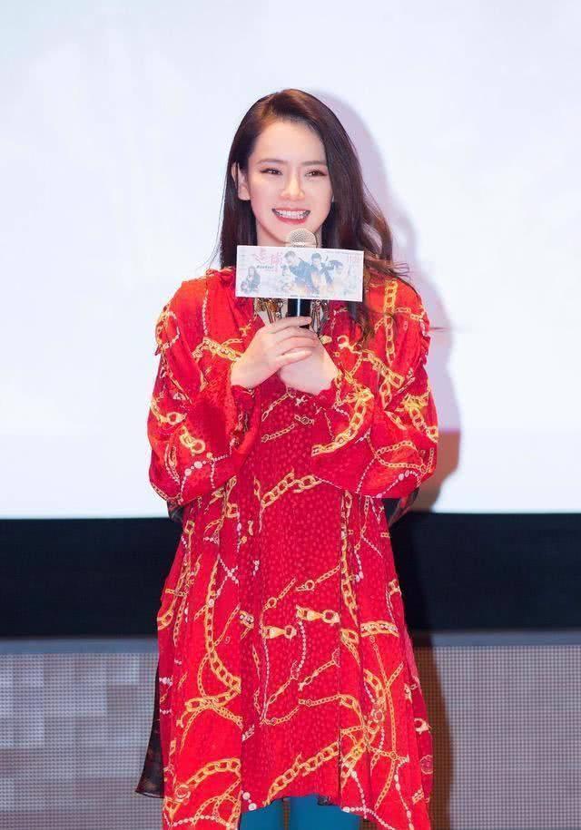 戚薇真敢穿, 丝袜穿在了鞋外边? 网友: 丝袜还能这样穿