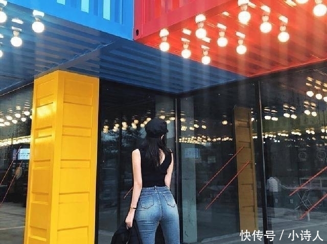  「优雅」牛仔裤小姐姐，身材苗条魅力十足，更显青春靓丽！