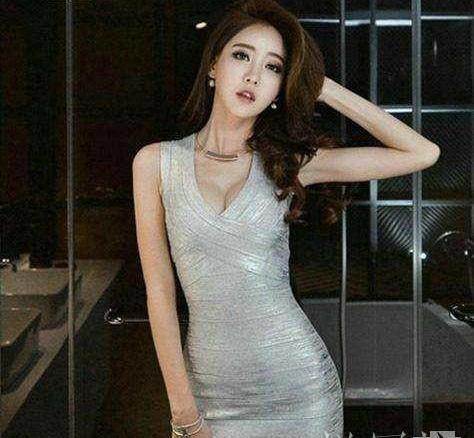 紧身裙更显时髦女人味，性感身材被紧紧包裹，秀出妩媚的曲线！