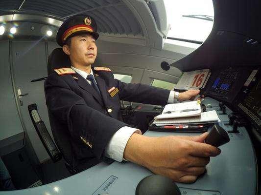 高铁司机觉得收入太低，晒出2月工资条，网友：这些工资还不知足