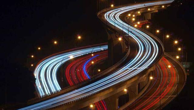 摄影技巧：拍摄车轨，这四招教你拍出好看的车轨