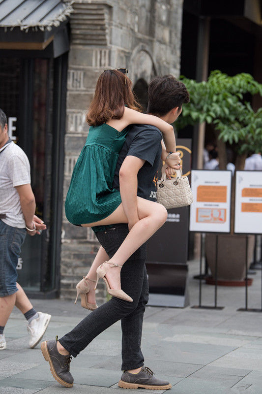 重庆街拍:气质修身系带蝴蝶结，饰吊带连衣鱼尾裙搭配高跟鞋