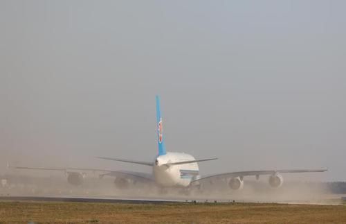  #起飞#国际机场正式投运 首架航班顺利起飞