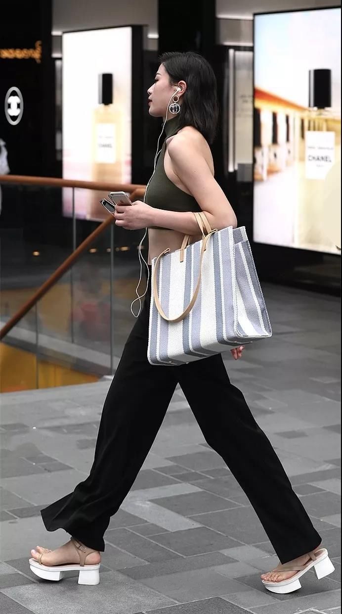 街拍 成熟美女姐姐吊带背心 尽显大好春光 风韵味道意犹未尽