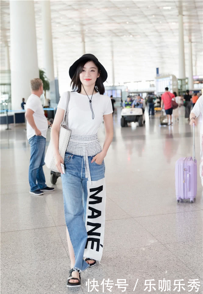 袁姗姗厉害了，为了秀腿牛仔裤两边剪开，网友：不如直接穿短裤