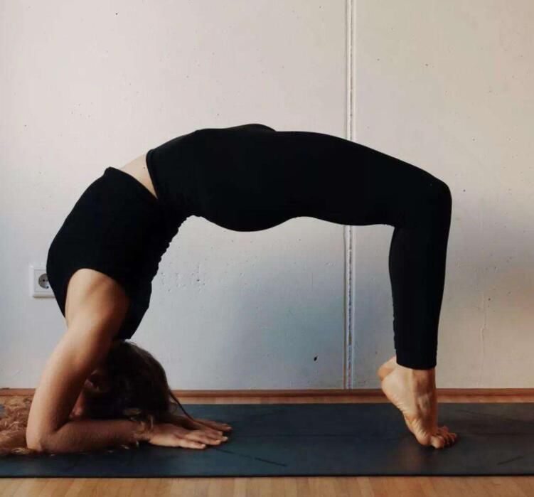 猪哥瑜:把这5个瑜伽动作练好，告别大象腿，让你轻轻松松做女神