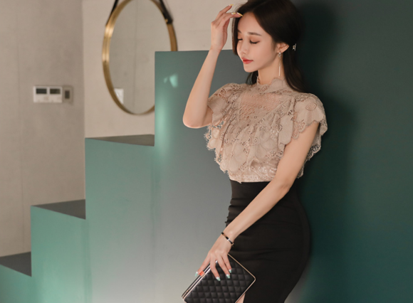 女神孙允珠，荼蘼姜茶浅棕磨砂雕纹刺绣衫