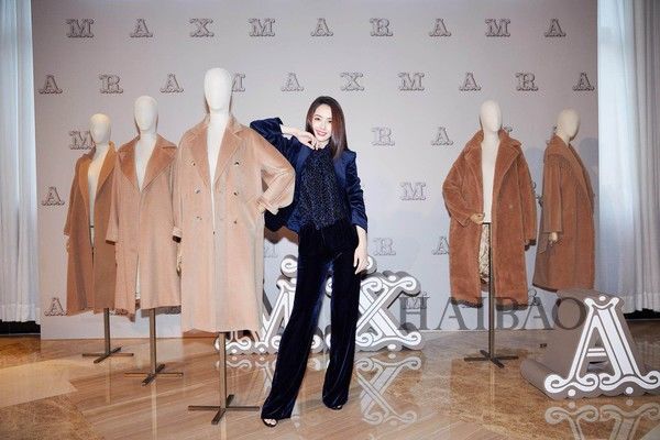 知名艺人郭碧婷出席Max Mara秋冬新品发布会，大气的深色系搭配展
