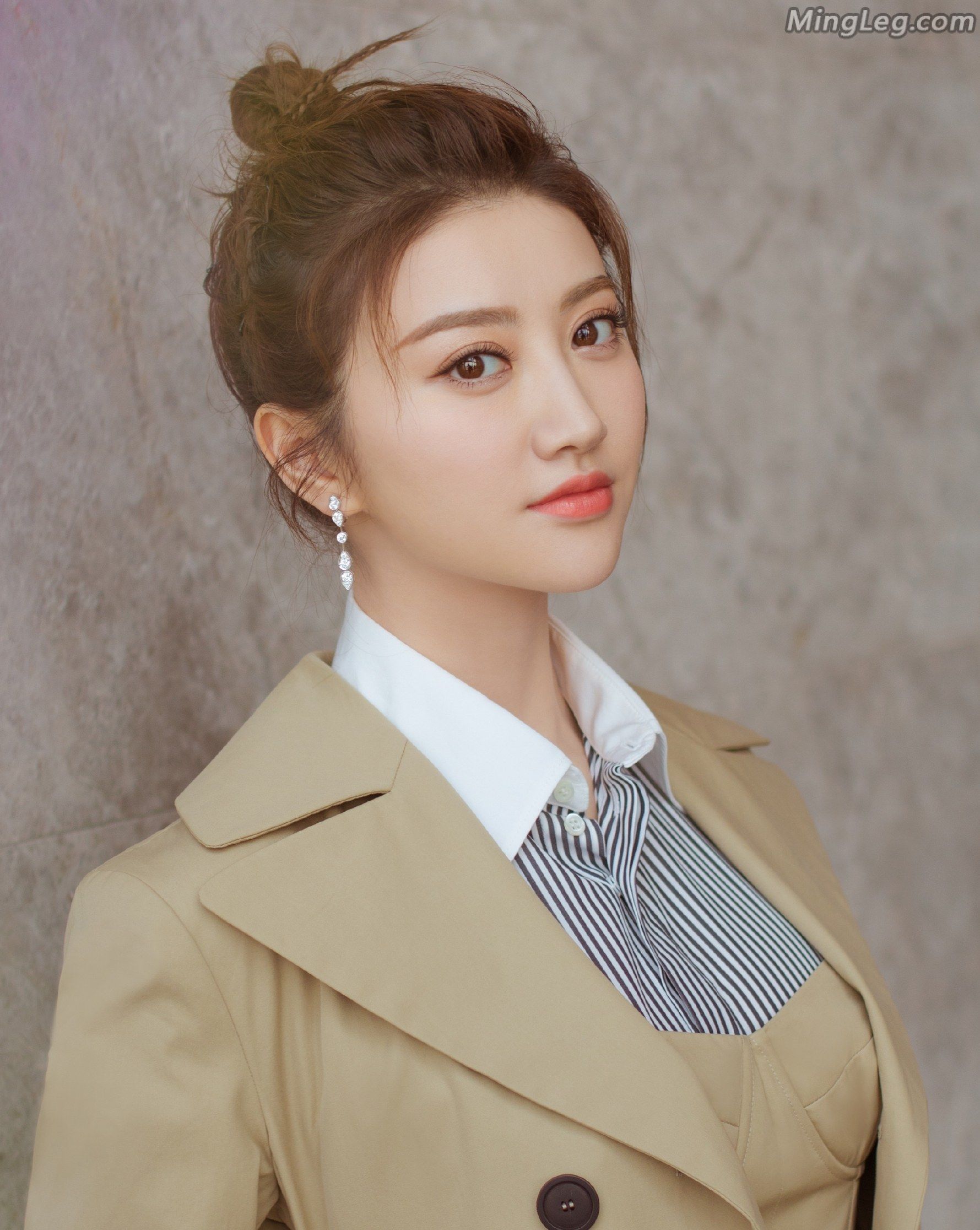 景甜时尚写真大片,高跟鞋和衣服同色系 凸显修长白皙美腿