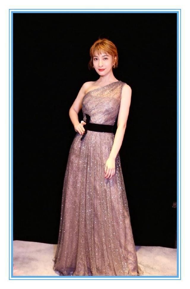 吴昕不过穿了件半身裙，不仅藏住了短粗腿，连小蛮腰都出来了！