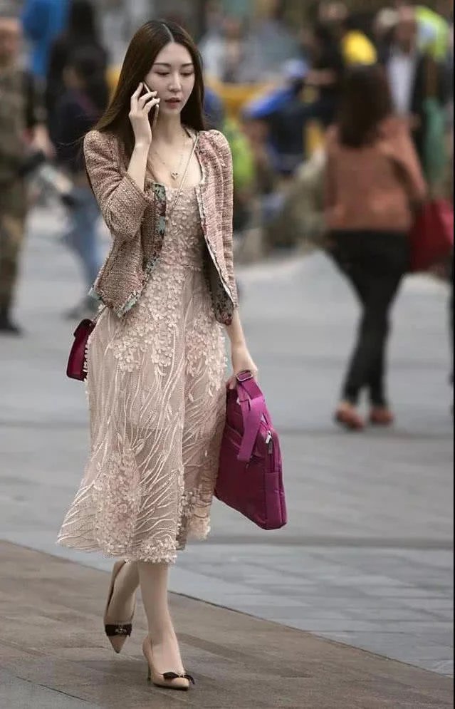 知性小姐姐一身长裙，包裹出肥硕的身材，走路的姿态尽显成熟味儿