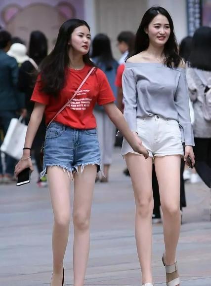 街拍：穿着短热裤的美女，图2的腿已经很好看，没想到图5才完美！