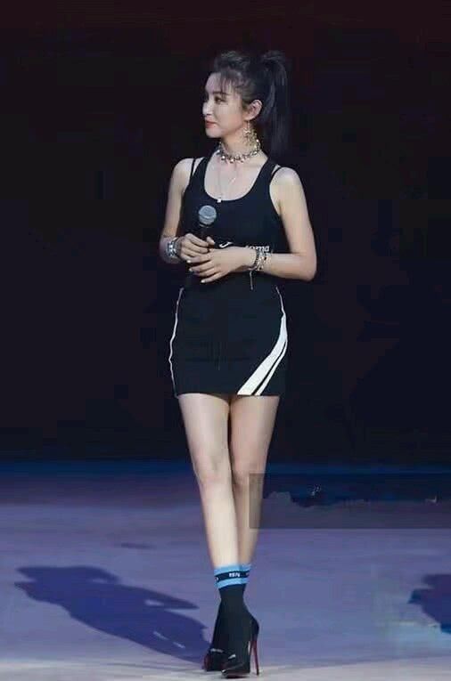 李冰冰身穿运动吊带短裙，尽显青春年轻风，可膝盖是怎么了？