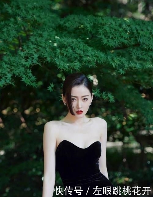 [ 看上去愈加]黑色抹胸连衣裙性感优雅，超有女人味，张天爱这身材女星里罕见