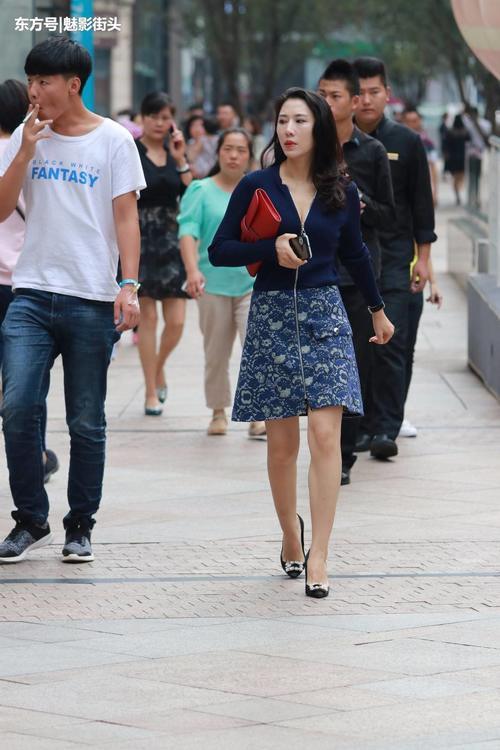 性感优雅的蕾丝连衣裙配上尖头细高跟鞋,展现成熟女性独有的魅力