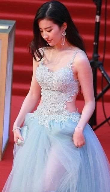 刘亦菲的礼服，款式领口的设计也是美到不行！网友：女神也疯狂