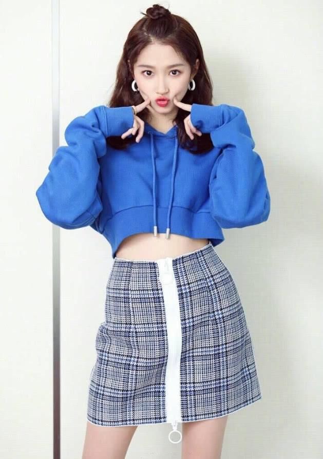 关晓彤穿“凉席裙”腿长过183宋威龙,但这“梯形水桶腰”亮了!