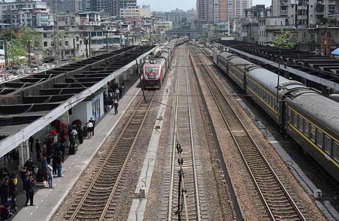 这个城市的火车免费坐，老外见到后惊讶不已，却不去尝试