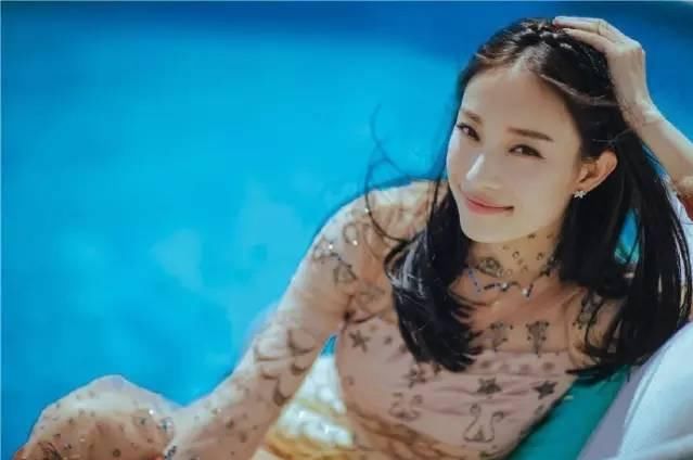 倪妮不愧是时尚界的宠儿，穿着“僧袍”在机场走秀，三角区很有料