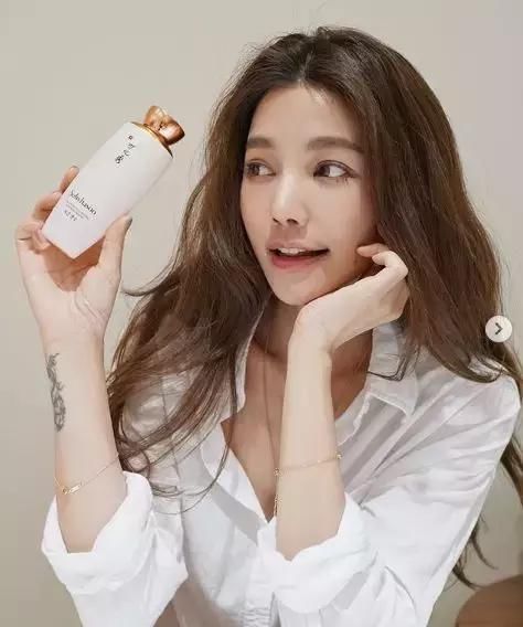 42岁冻龄“阿姨”颜值吊打未成年，“美少女”究竟吃了什么仙丹？