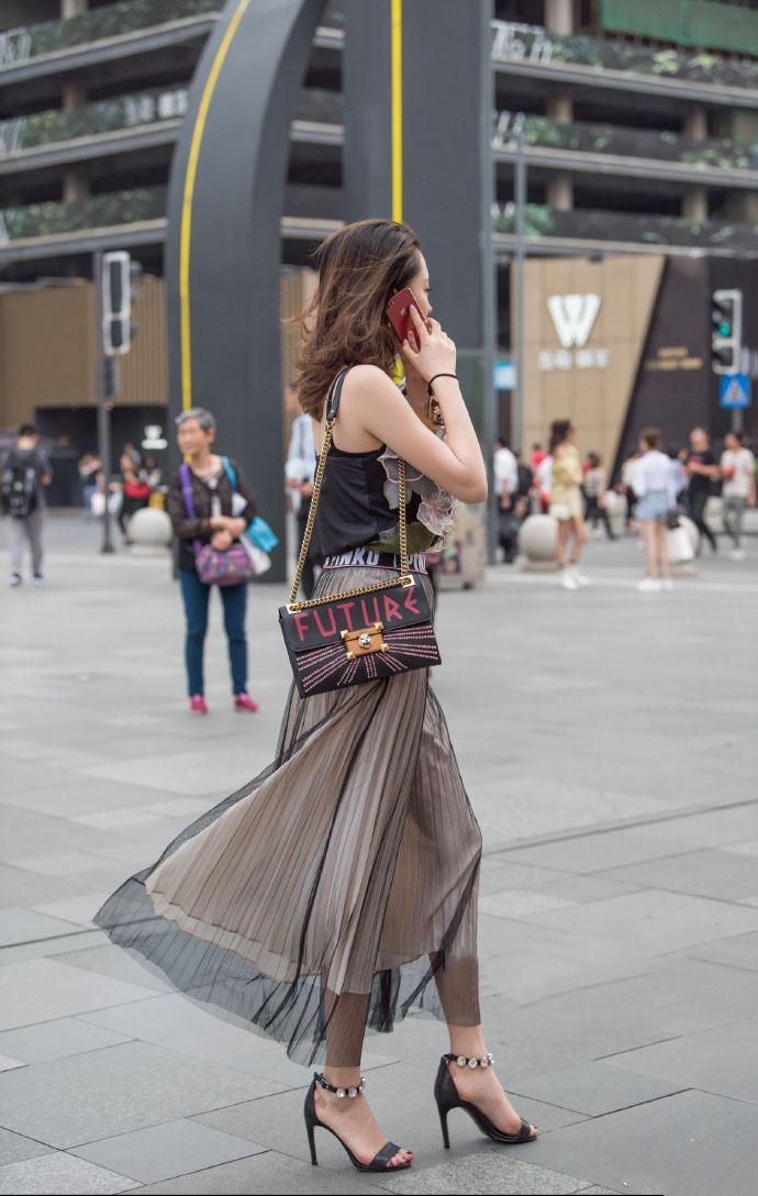 魅力街拍: 大长腿的魅惑, 最让人羡慕了!