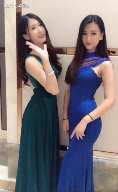 街拍：一对妙龄小姐姐长裙妩媚诱惑，这感觉真不能太好了