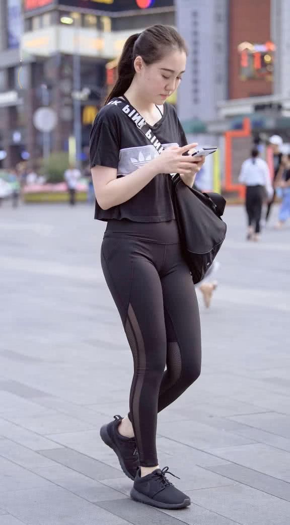 街拍:漂亮的小姐姐穿紧身裤显丰满身材，保持好身材真的很不容易