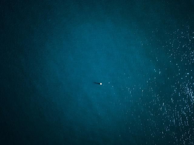 男子买饮料感谢女孩带路被当成人贩子，我们开始越来越不相信别人